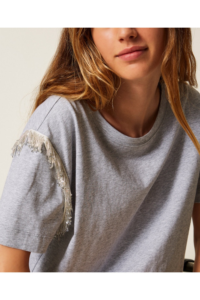 Camiseta con flecos de cuentas