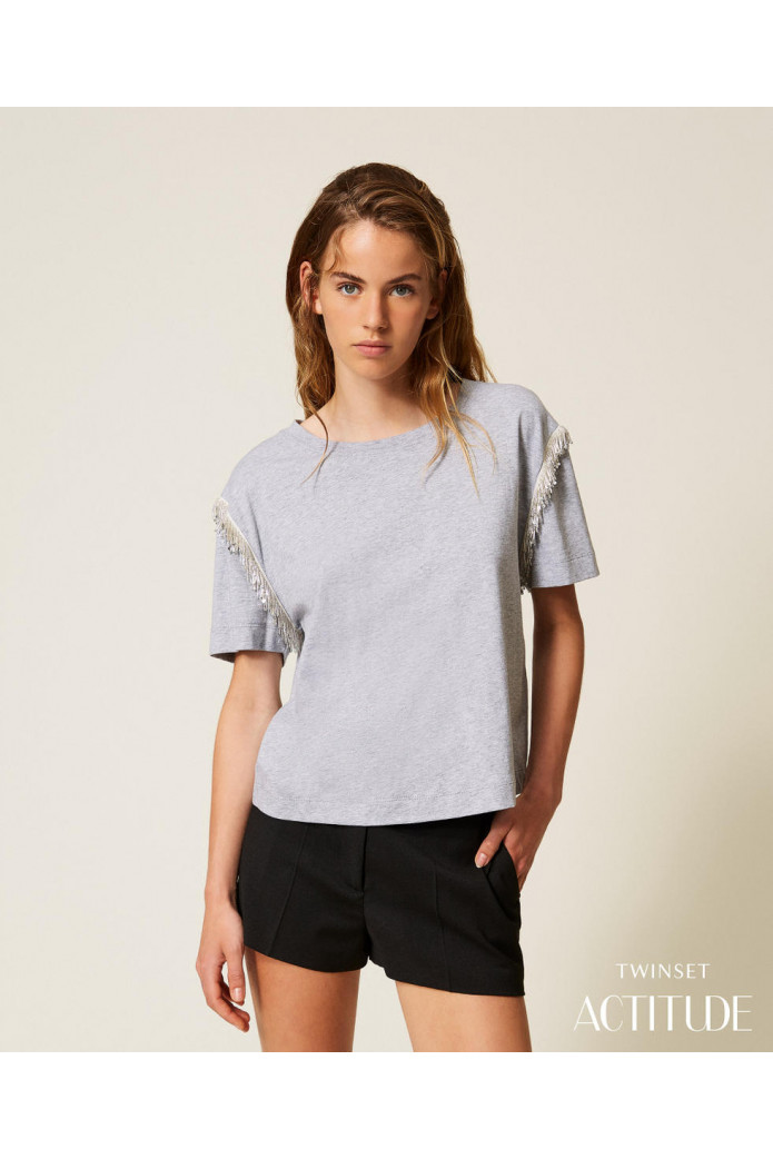 Camiseta con flecos de cuentas