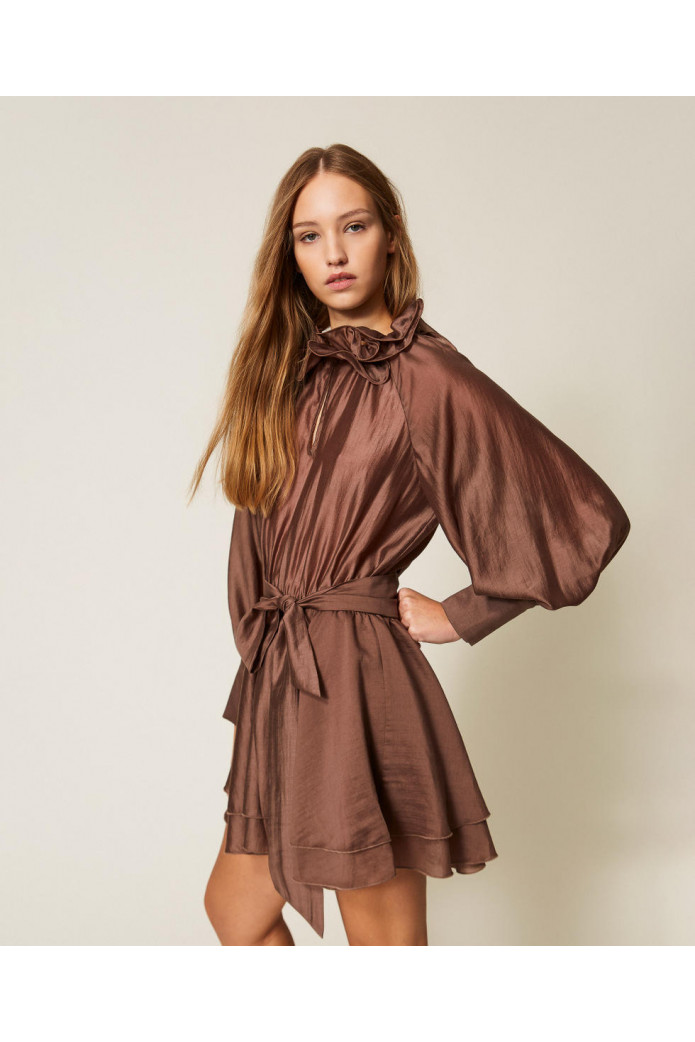 Vestido corto de gasa con volantes