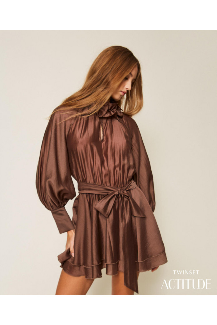 Vestido corto de gasa con volantes