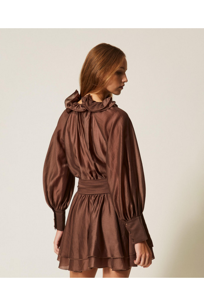 Vestido corto de gasa con volantes